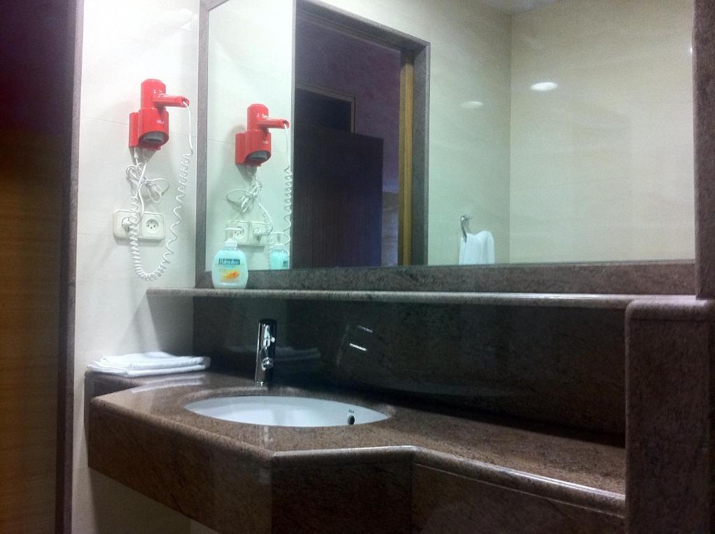 Hotel Ric Sabadell Room photo
